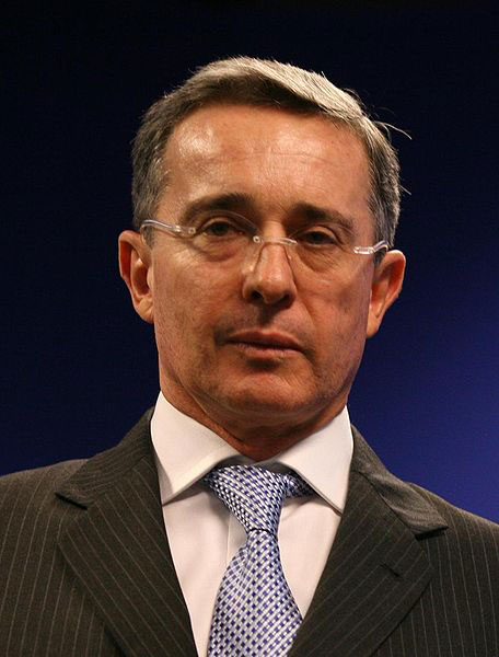 Uribe acusa a Venezuela de promover un embargo contra Colombia