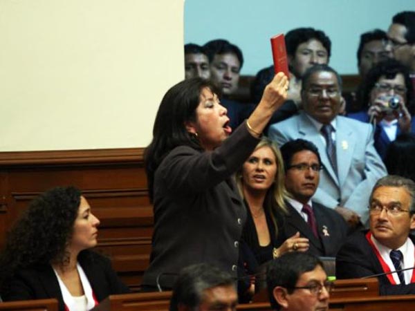 Congreso peruano suspendió congresista Martha Chávez