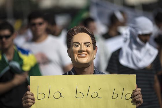 Manifestante enmascarada de Dilma Rousseff